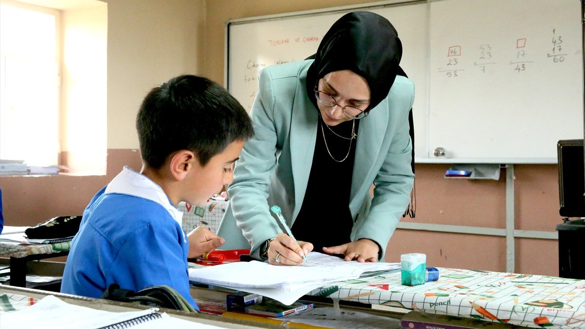 Kars'ta Fatmanur öğretmen Türkiye-Ermenistan sınırındaki köyde eğitim veriyor