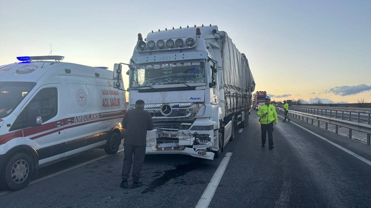 Bilecik'te tır, işçi servisine çarptı: 10 yaralı