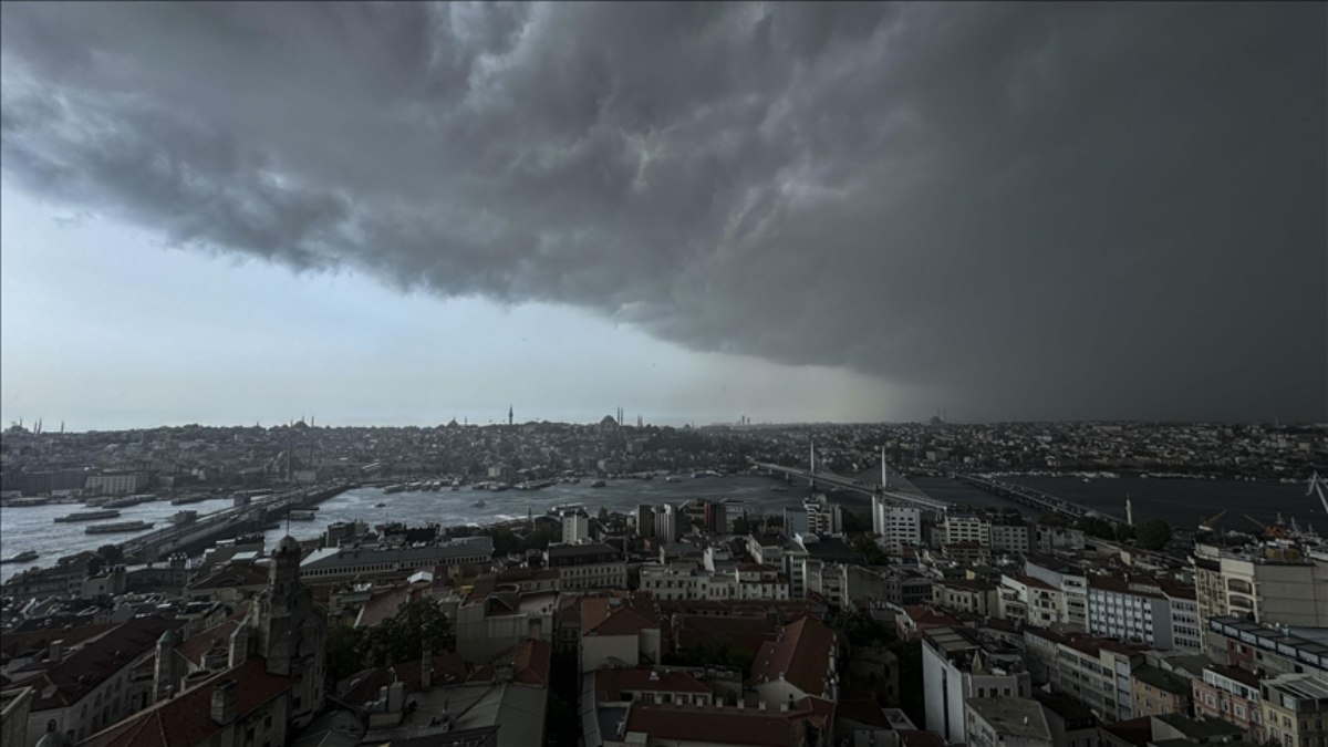 İstanbul'u fırtına vurdu: Deniz ve hava trafiği olumsuz etkilendi