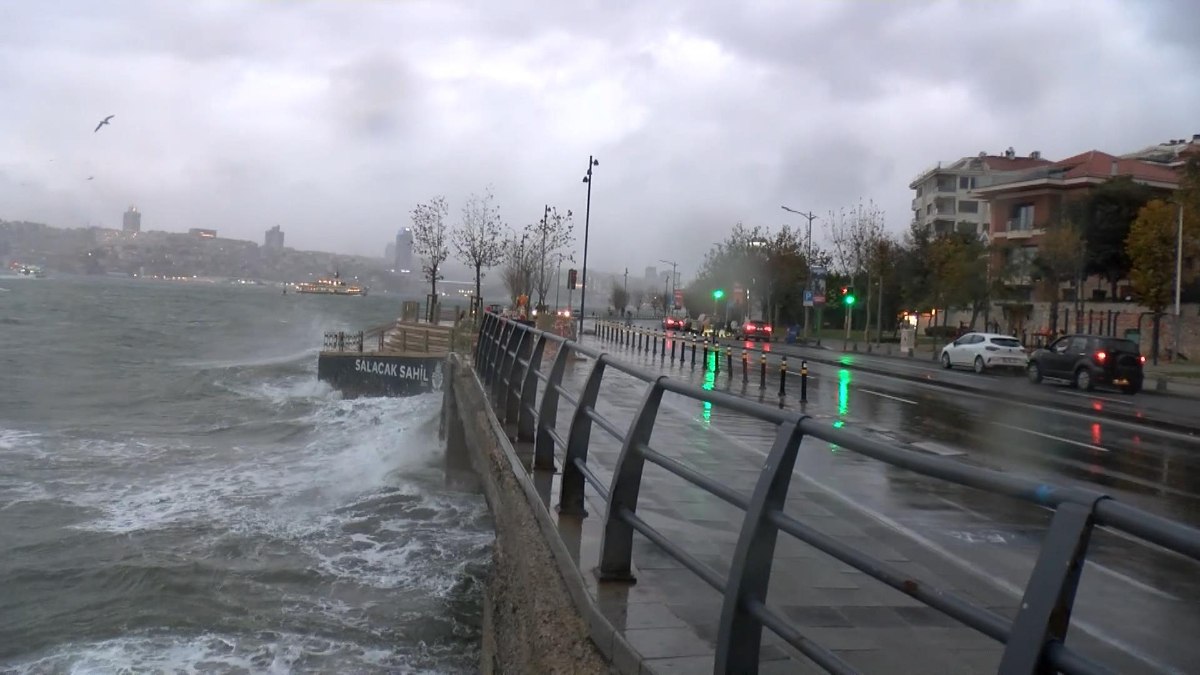İstanbul'u fırtına vurdu: Sağanak sürüyor
