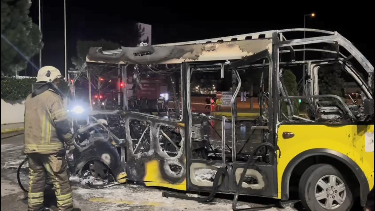 Bursa'da park halindeki belediye otobüsü alevlere teslim oldu