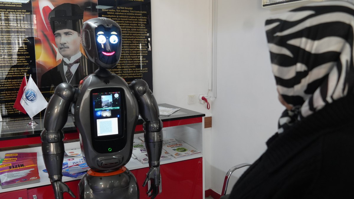 Türkiye'nin ilk insansı yapay zekalı robotu, artık öğretmenlik yapıyor