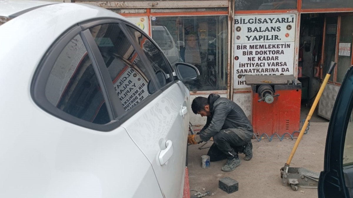 Bitlis'te oto lastikçilerde kış lastiği yoğunluğu