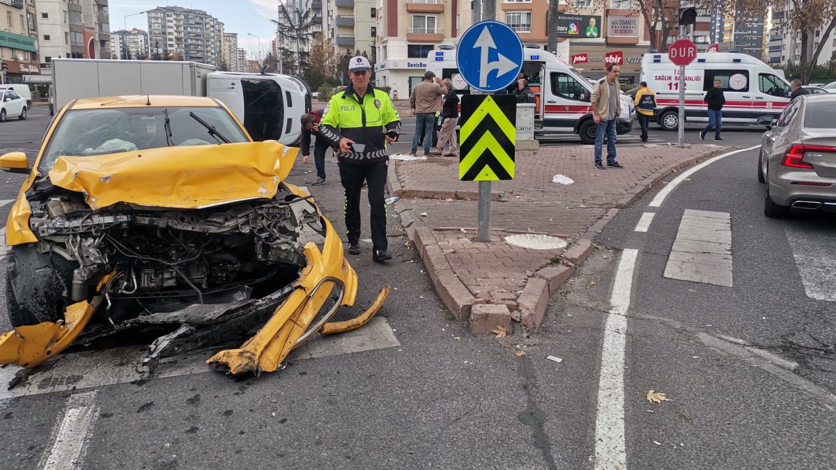 Kayseri'de ticari taksi ile çarpışan kamyonet devrildi: 6 yaralı