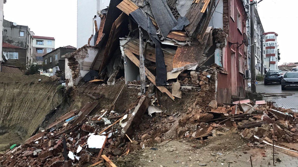 Çanakkale'de binada çökme meydana geldi