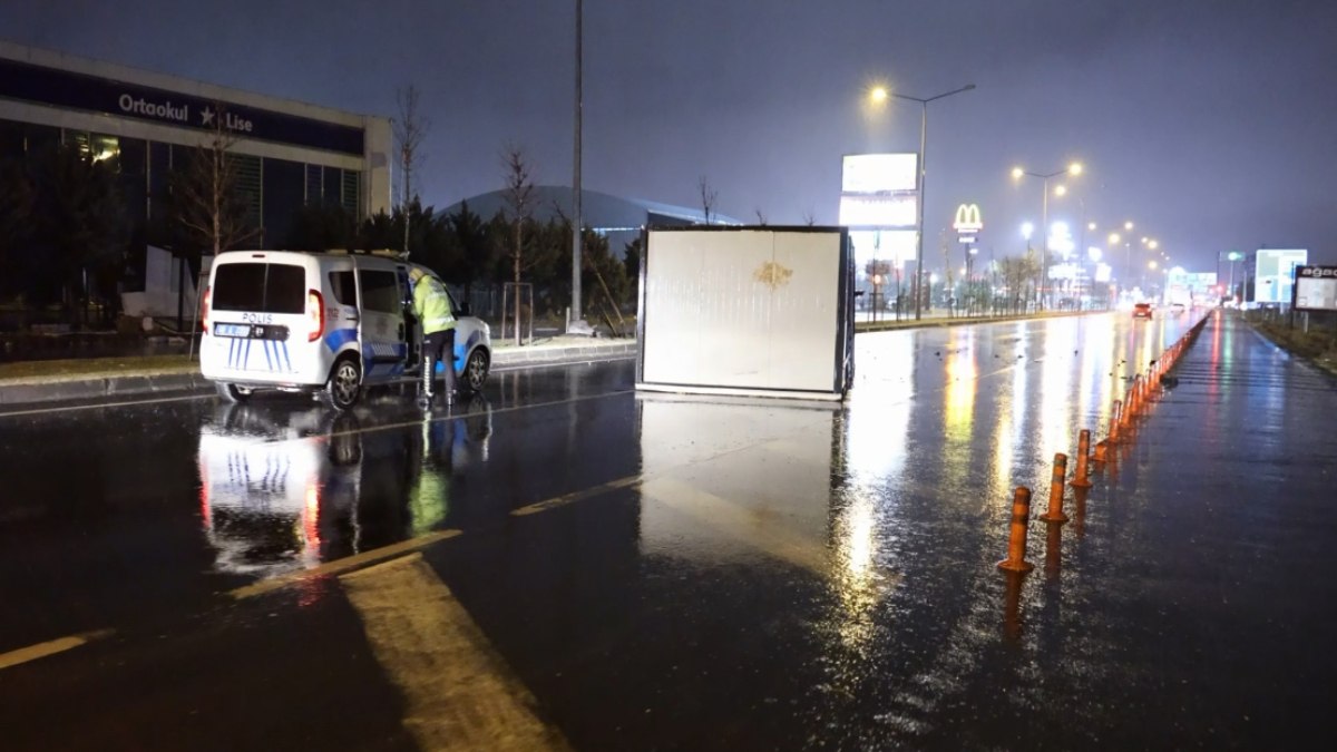 Aksaray’da fırtına konteynerleri karayoluna uçurdu