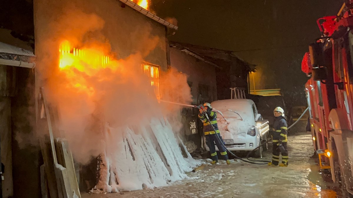 Eskişehir'de mobilya atölyesinde korkutan yangın