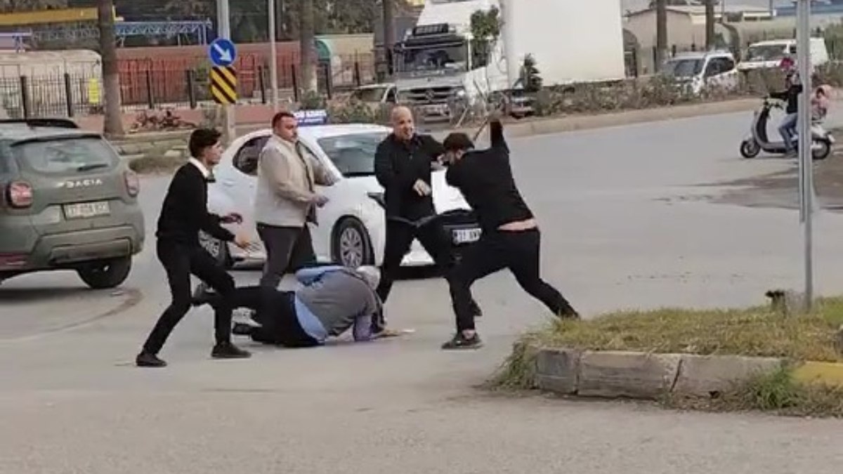 Hatay'da trafik kavgası: Tartıştığı kişinin sırtında süpürge kırdı