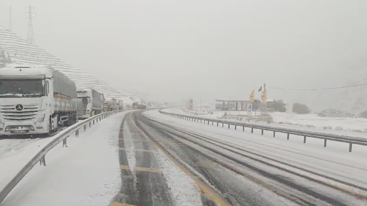 Erzincan-Sivas yolundaki Sakaltutan Geçidi’nde ulaşım aksadı