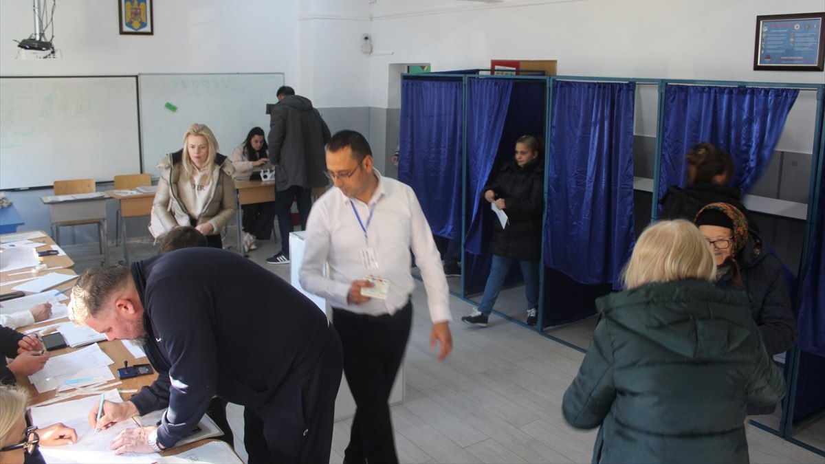 Romanya’da halk cumhurbaşkanlığı seçimi için sandık başında