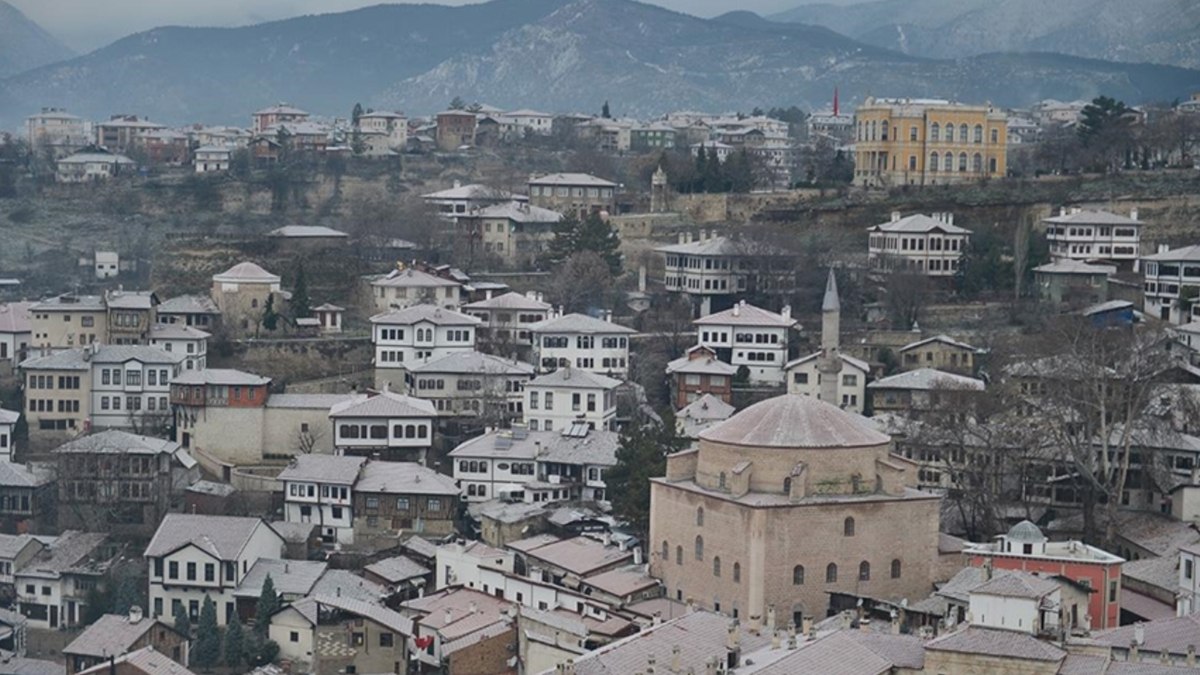 Karabük, Safranbolu'daki tarihi yapılar karla kaplandı