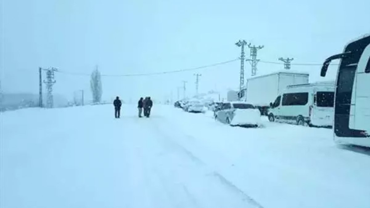 Malatya-Kayseri kara yolu kar nedeniyle ulaşıma kapandı