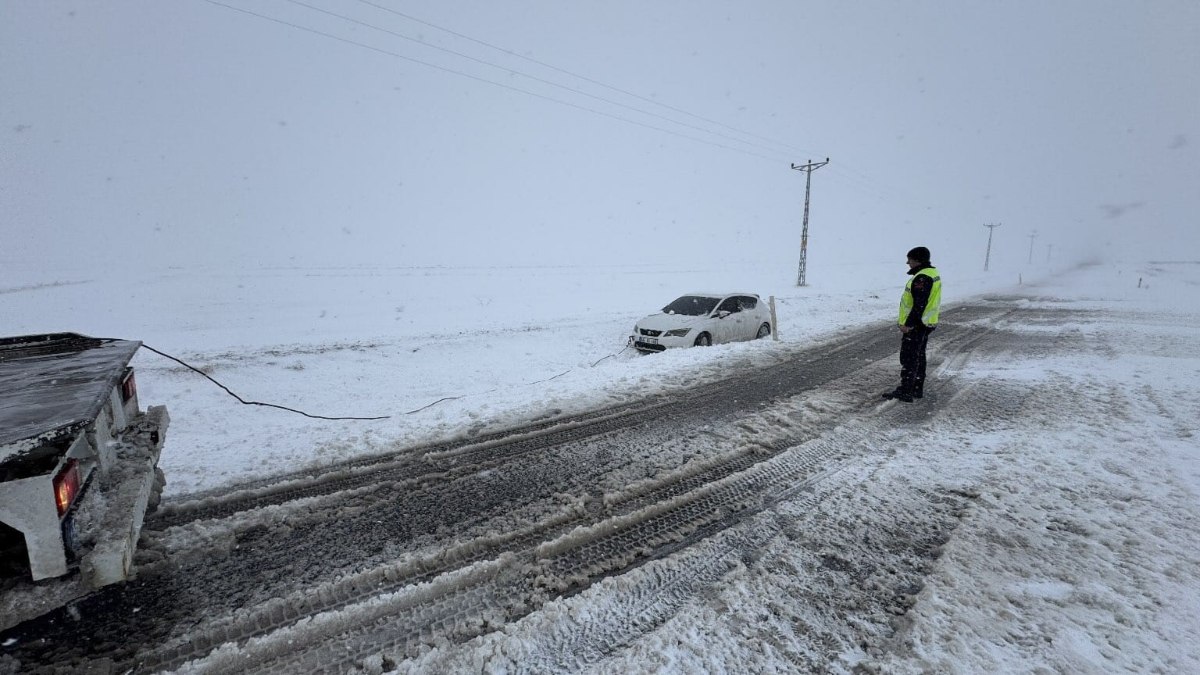 Yozgat’ta araç kara saplandı