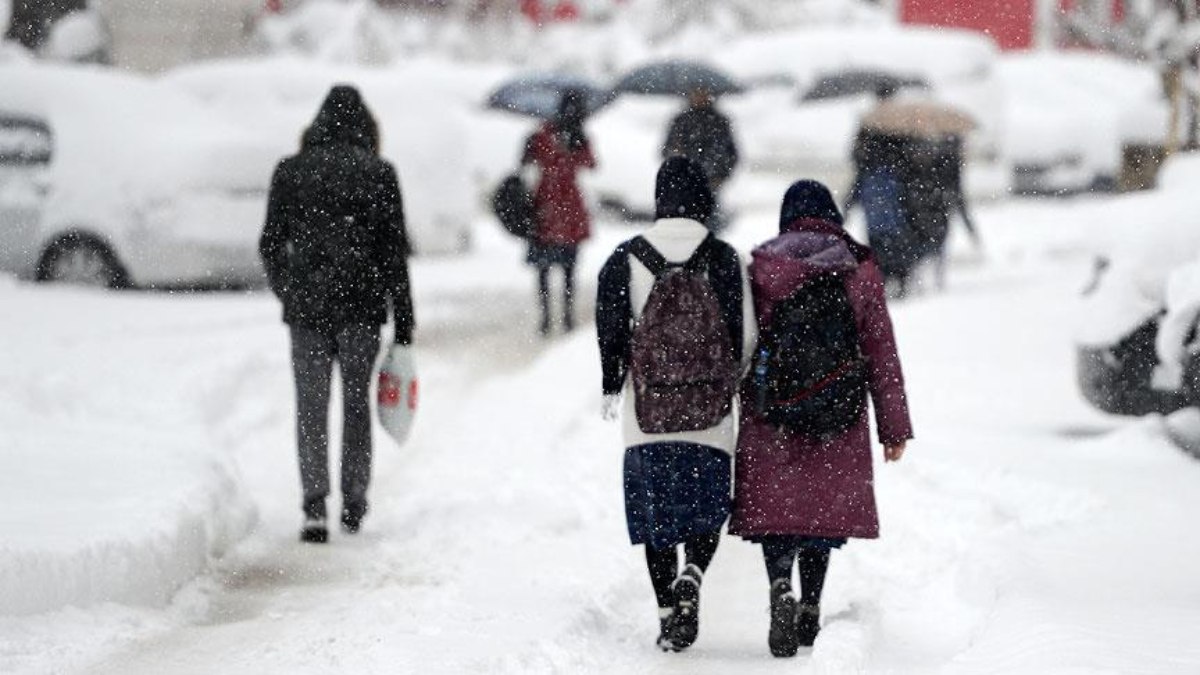 Yoğun kar yağışı etkili oldu: Bazı illerde eğitime 1 günlük kar tatili...