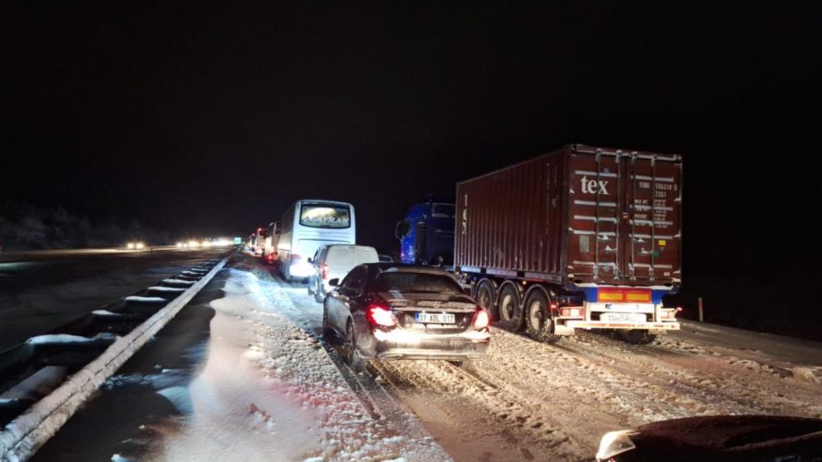 Zincirleme kazada kapanan D100 karayolu, yeniden ulaşıma açıldı