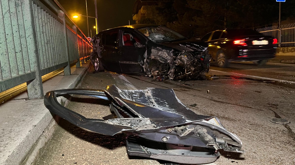 Bursa'da otomobil kazası: Korkuluklara çarpıp bariyere saplandı