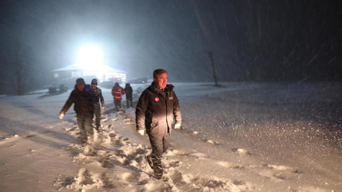 Erzincan'da kar ve tipide vatandaşlar mahsur kaldı