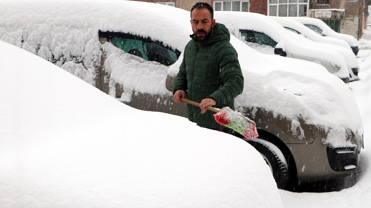 Erzurum'da kar: Bazı bölgelerin yolları kapandı