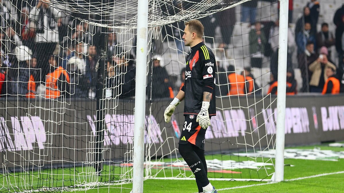 Beşiktaş'ta acı gerçek: 4 gol yiyen Mert Günok'un performansı beğenildi