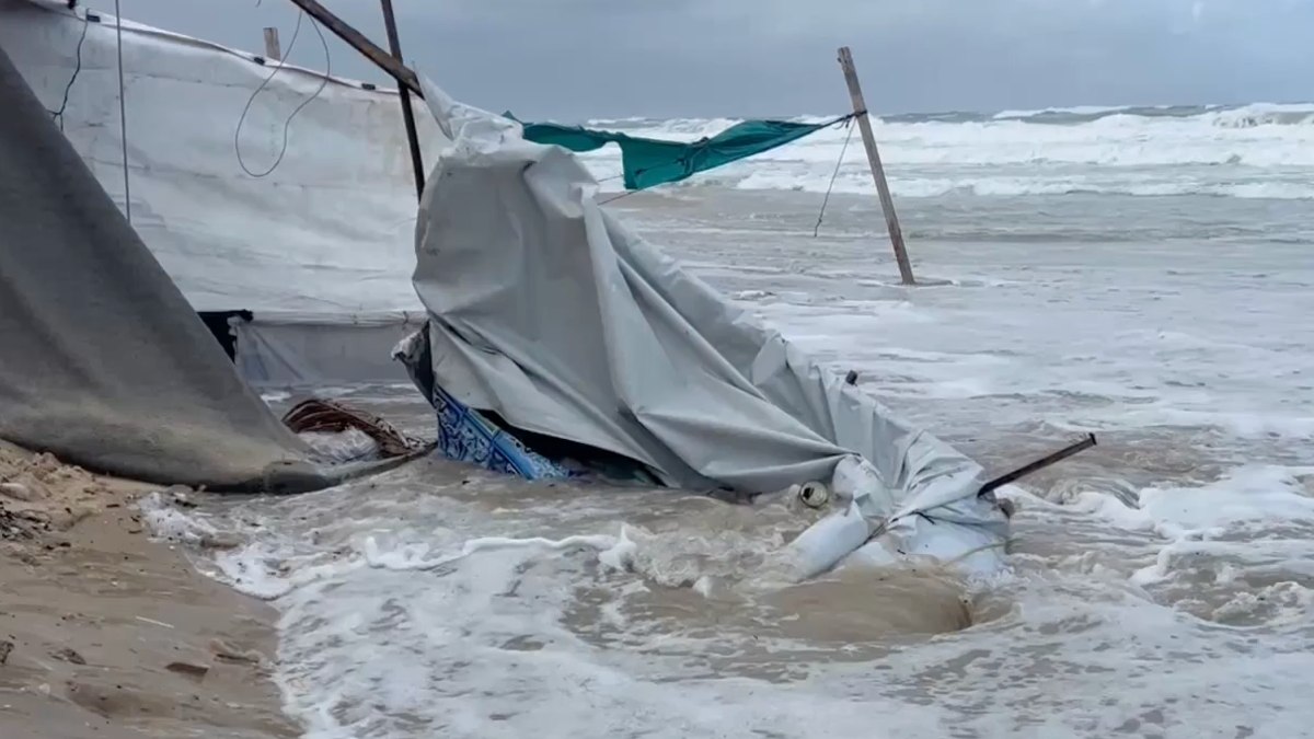 Gazze'de Filistinlilerin çadırları denize sürüklendi