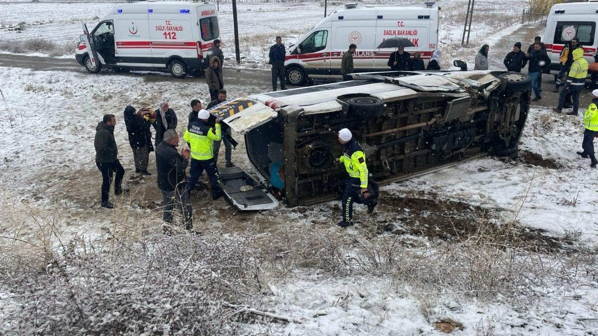 Muş'ta trafik kazası: 15 öğretmen yaralandı