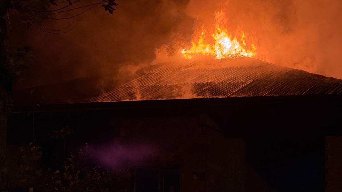 Sakarya'da üç katlı evin çatısı alev topuna döndü