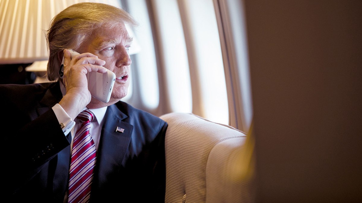 Donald Trump duyurdu: iPhone'unuz için daha fazla ödemeye hazır olun