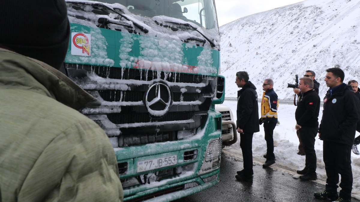 Erzincan’da kar yağışının ardından kapanan şehirler arası yollar ulaşıma açıldı