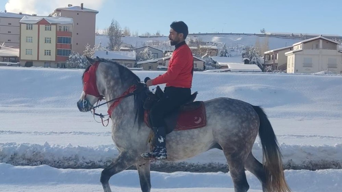 Erzurum'da kar üstünde cirit antrenmanı