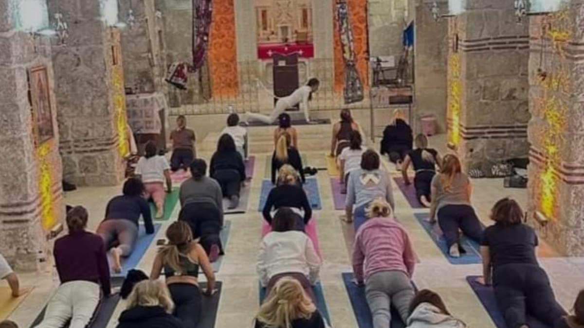 Mardin'deki Süryani kilisesinde yoga rezilliği