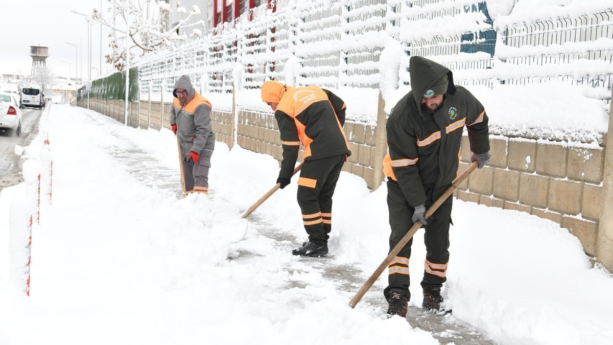 Malatya’da kar yağışı sürüyor