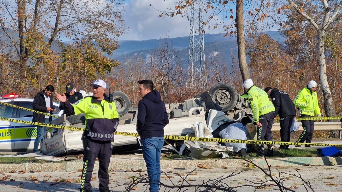 Bursa'da kamyonet takla attı: 2 ölü