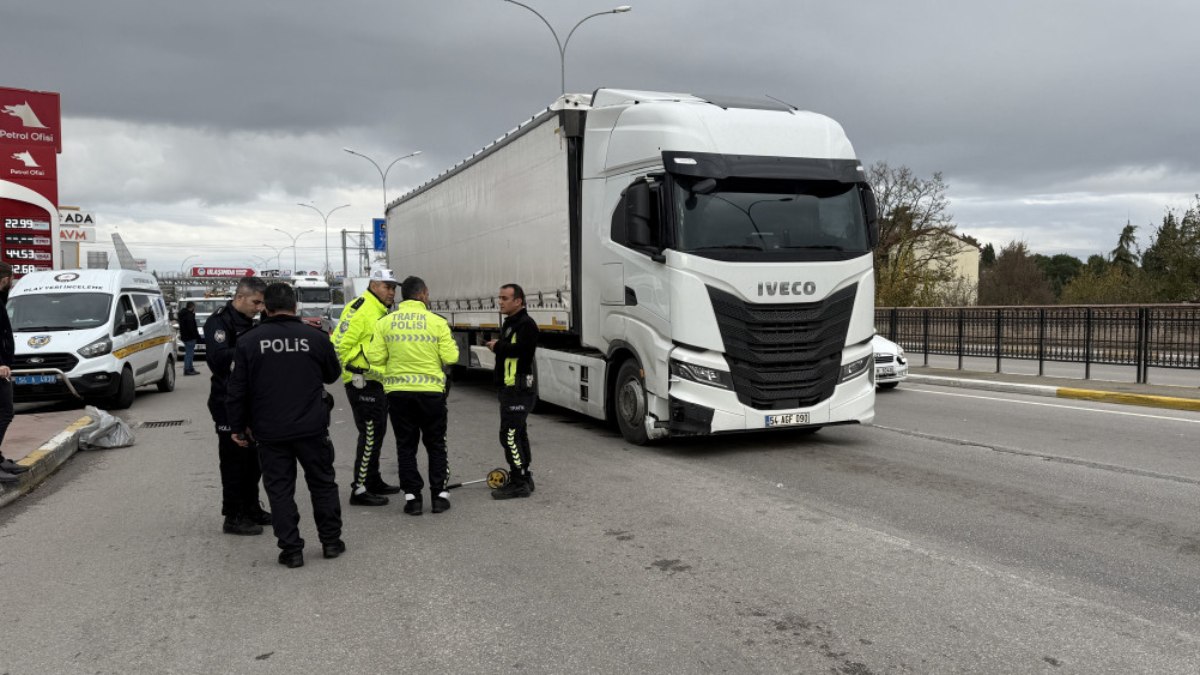 Sakarya'da araçların arasından yolun karşısına geçiyordu: Tırın altında kaldı