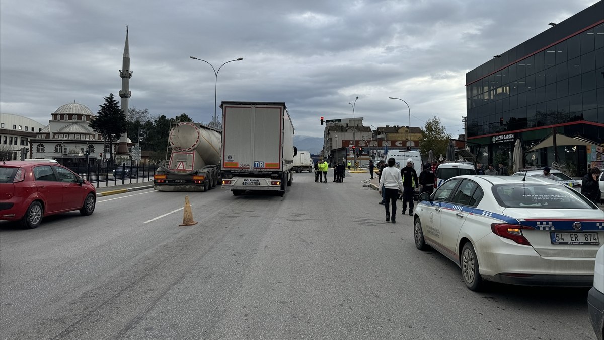 Sakarya'da yolun karşısına geçen yayaya tır çarptı