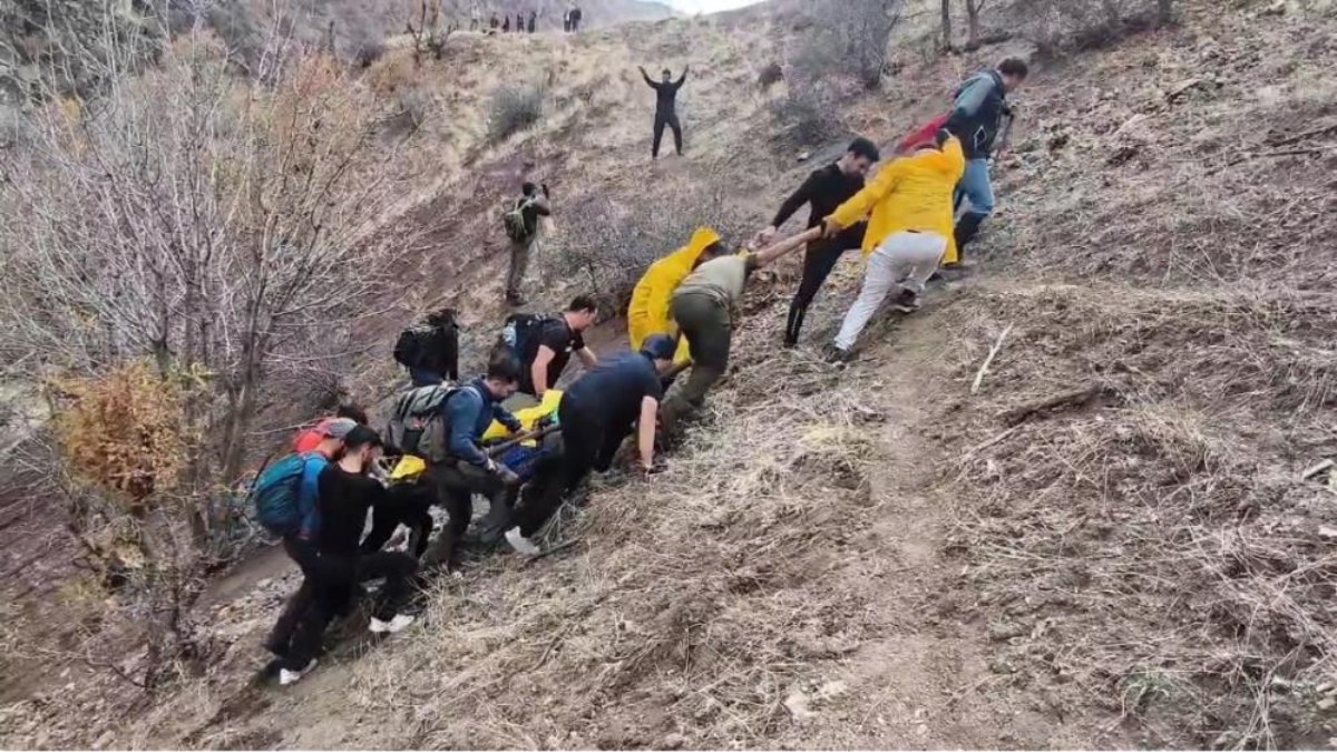 Van'da ayağı kırılan vatandaşın imdadına arkadaşları yetişti