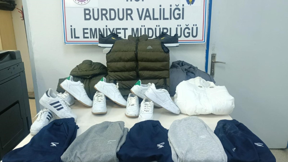 Burdur'da pazar tezgahından kıyafet ve ayakkabı çalan 2 şüpheli tutuklandı