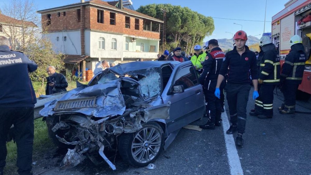 Ordu'da otomobil, kavşaktan dönen kamyona çarptı: 3 ölü