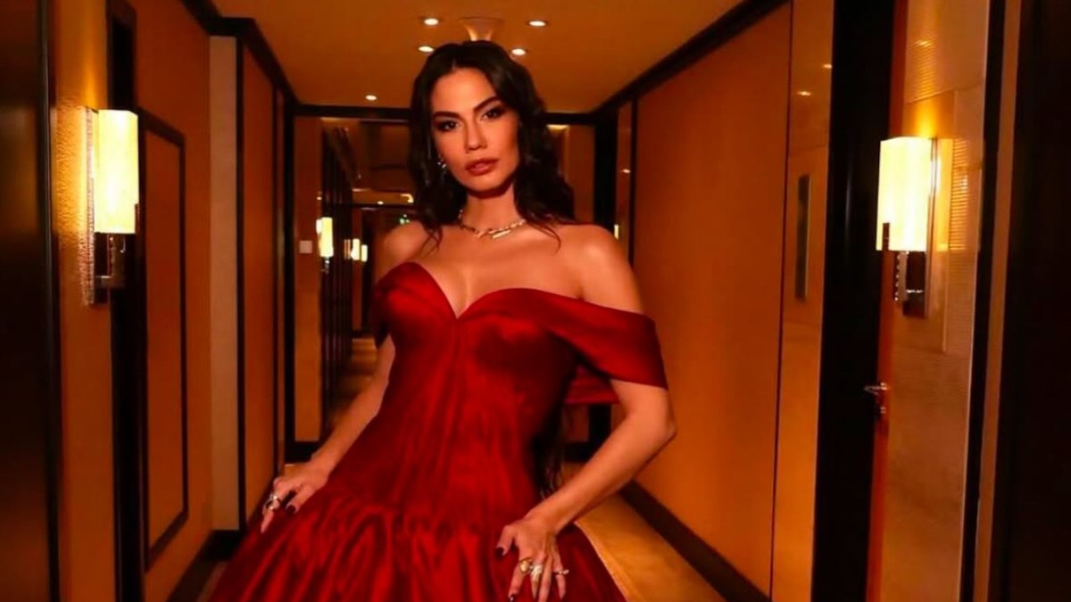 Demet Özdemir, Dubai'de düzenlenen DIAFA Ödül Töreni'nde! Kırmızı gelinliğiyle göz kamaştırdı