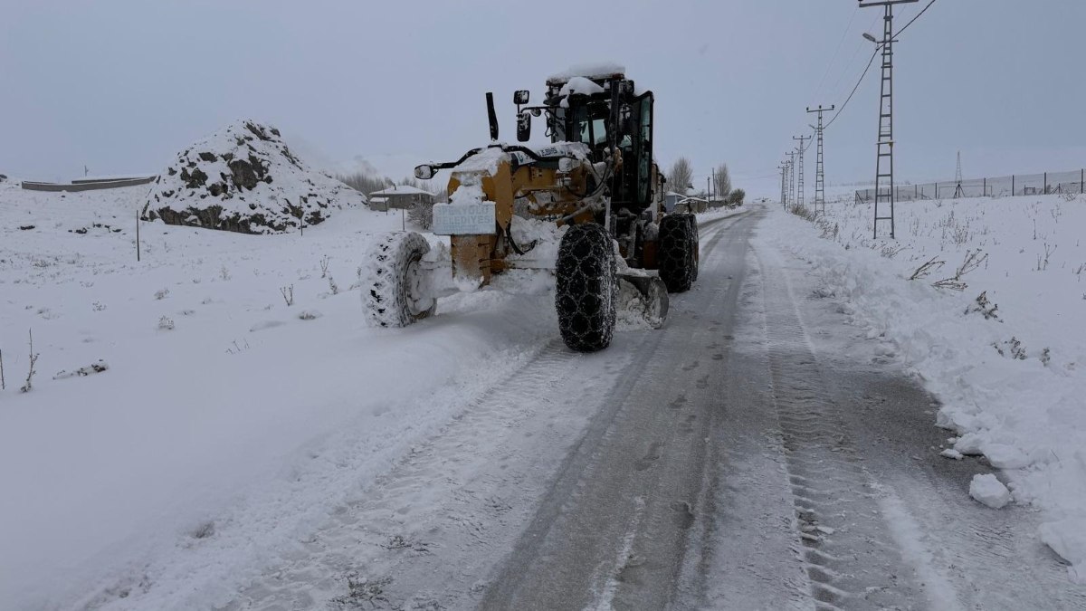 Van'da kardan kapanan 134 yerleşim yerinin yolu açıldı