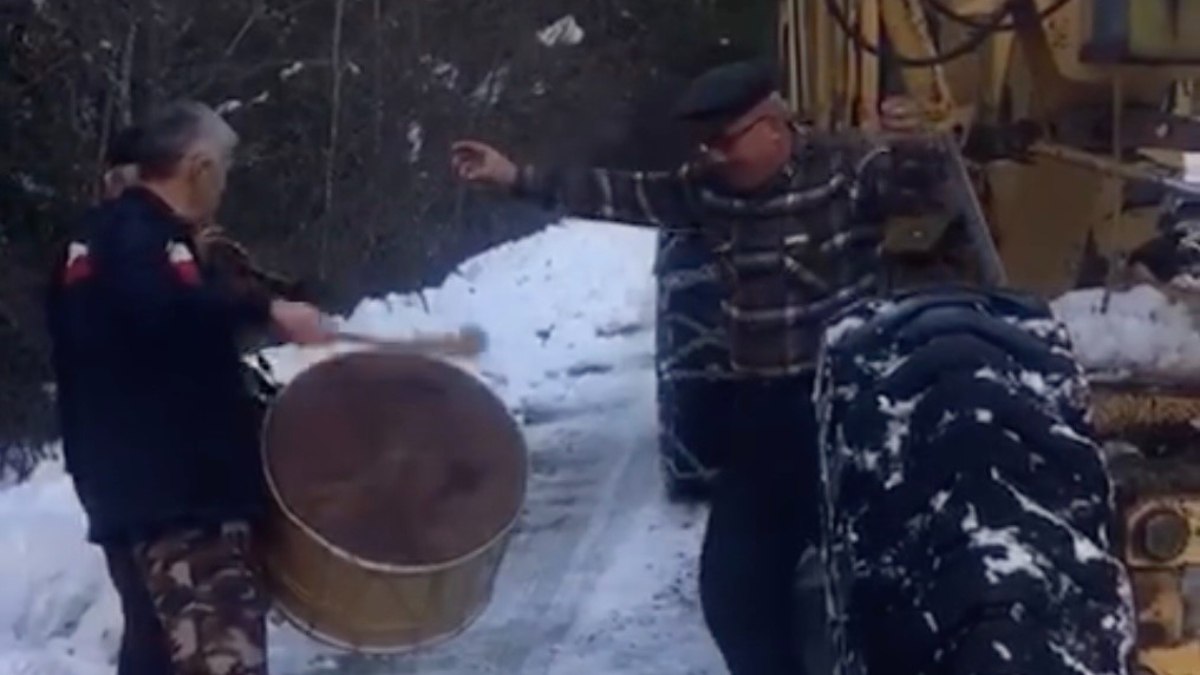 Kastamonu'da kar küreme aracını davul, zurnayla karşıladılar