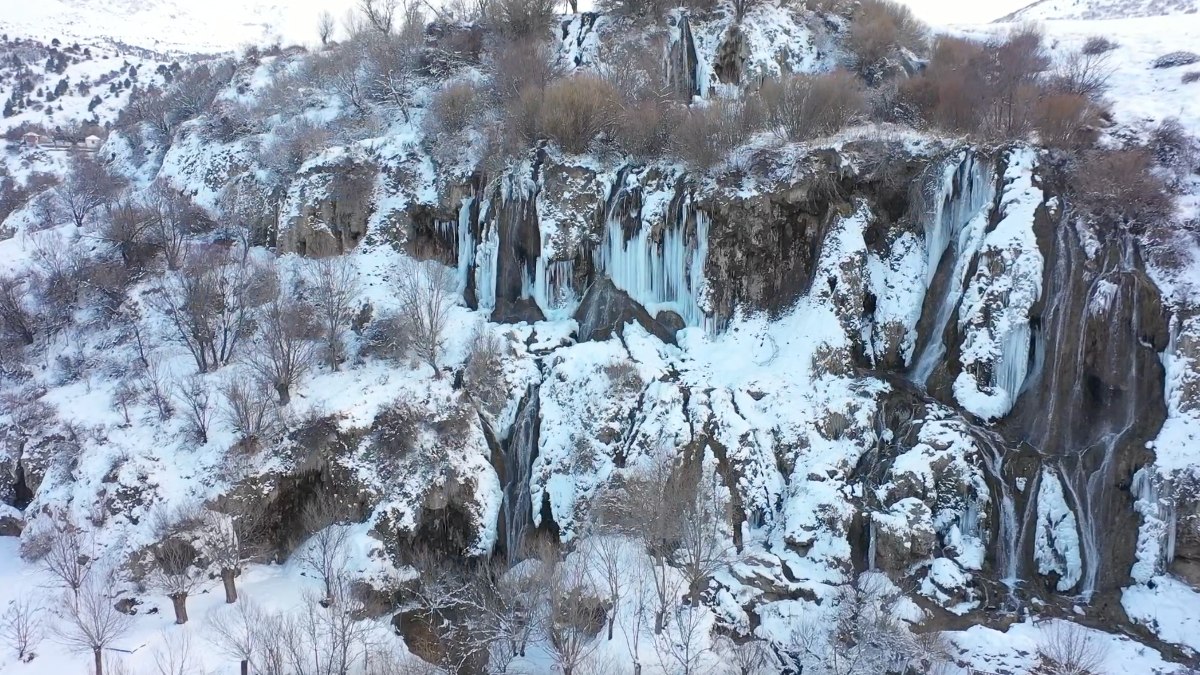 Erzincan Girlevik Şelalesi'nde kar güzelliği