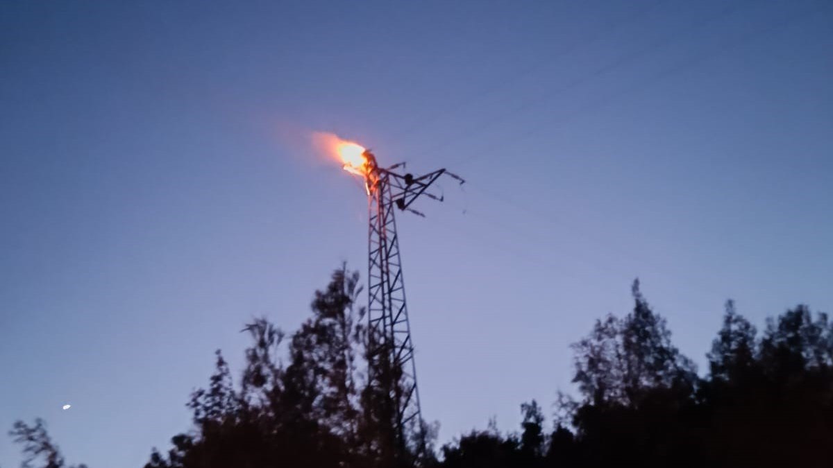 Hatay'da elektrik direğinde akıma kapılp yanarak öldü