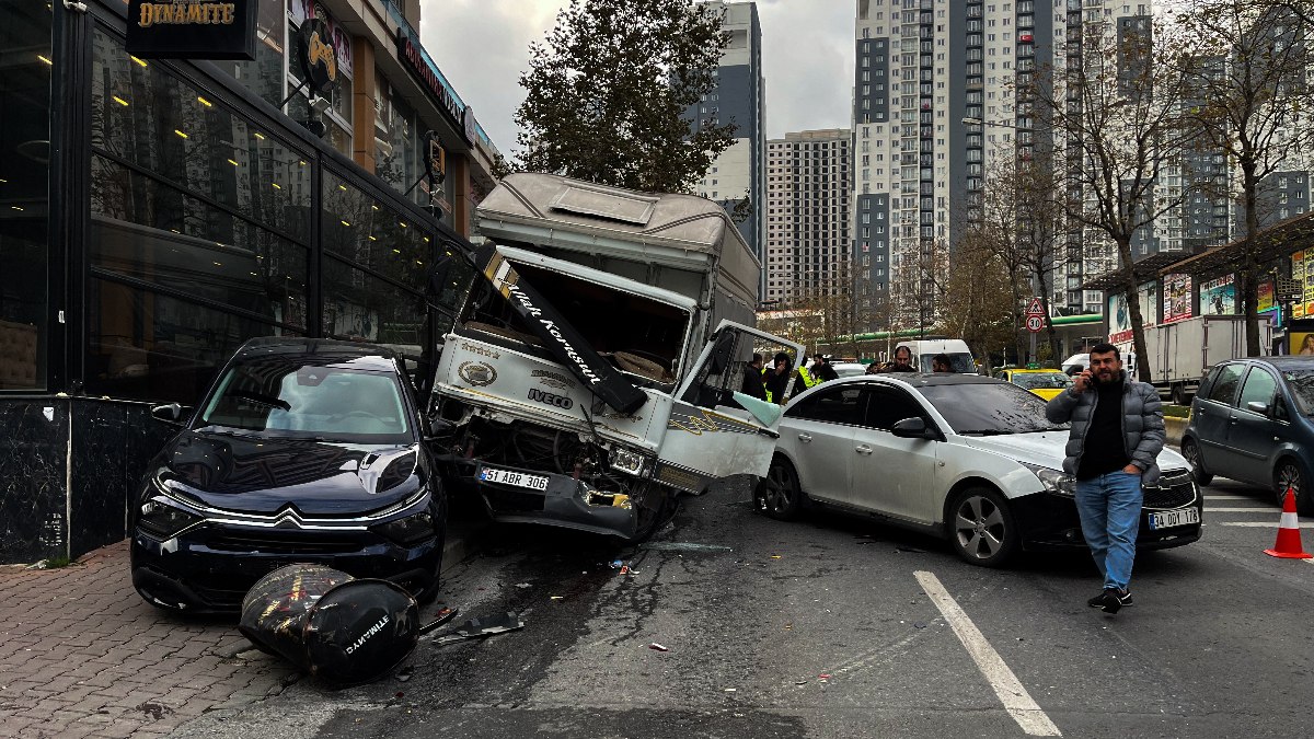 İstanbul'da freni boşalan kamyonet 5 araca çarptı