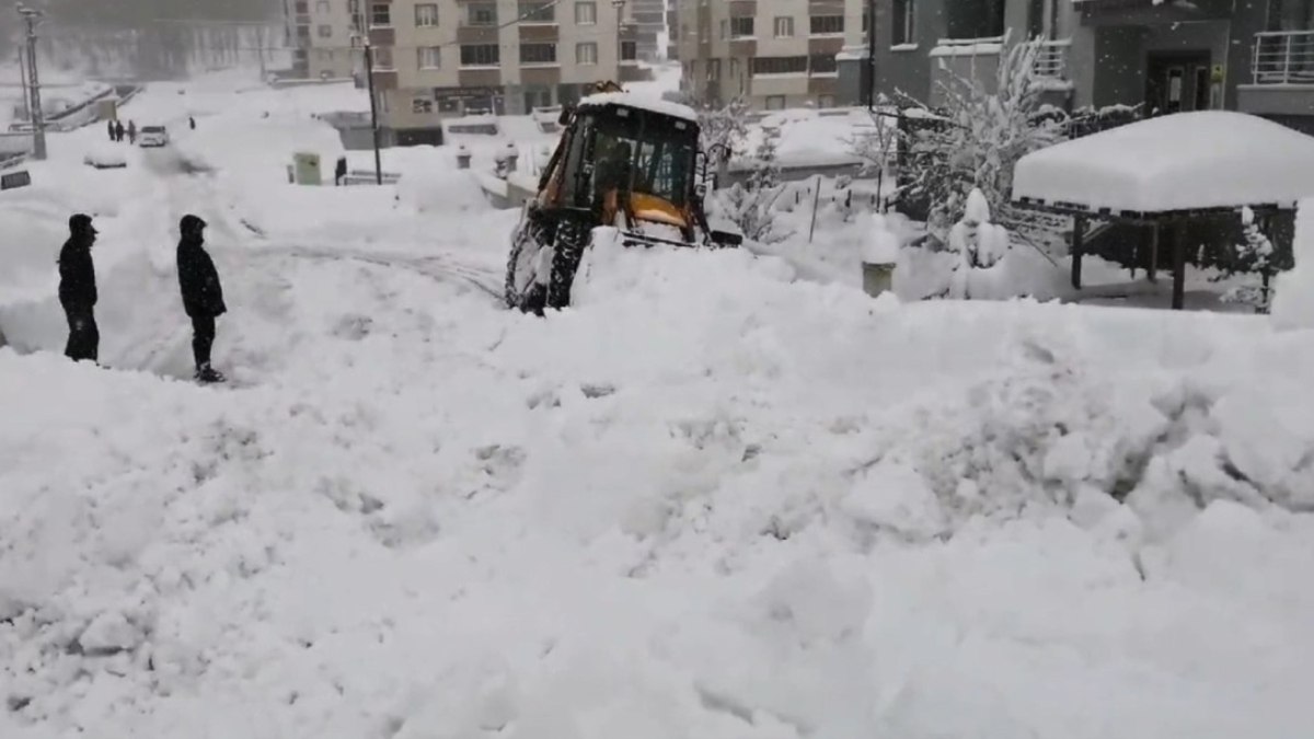 Bayburt’ta kar kalınlığı 80 santimetreye ulaştı