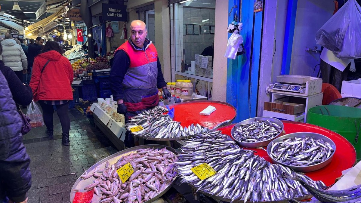 İzmir'de fırtına balık tezgahlarını vurdu