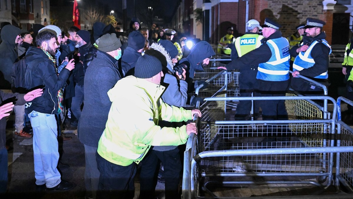 Londra'da PKK yandaşları ile polis karşı karşıya geldi