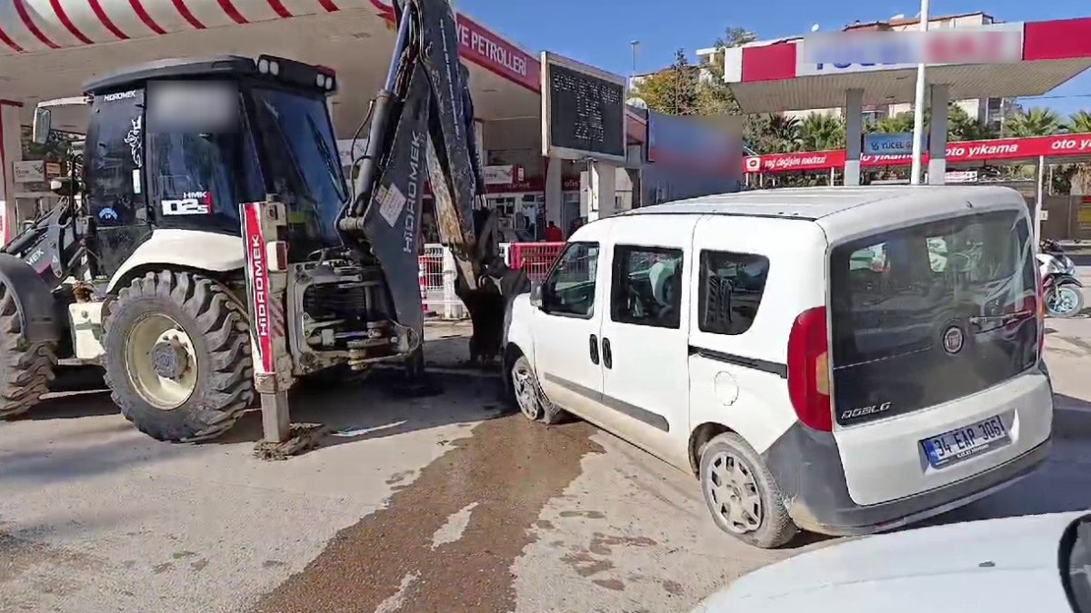 Adıyaman'da otomobil, kepçeye çarptı: 2 yaralı