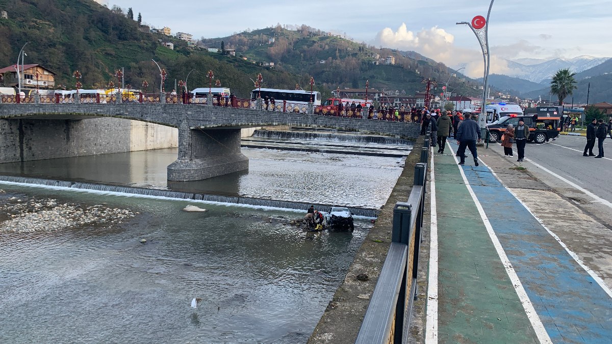 Rize'de ehliyetsiz sürücünün kullandığı servis minibüsü otomobile çarptı: 10 yaralı