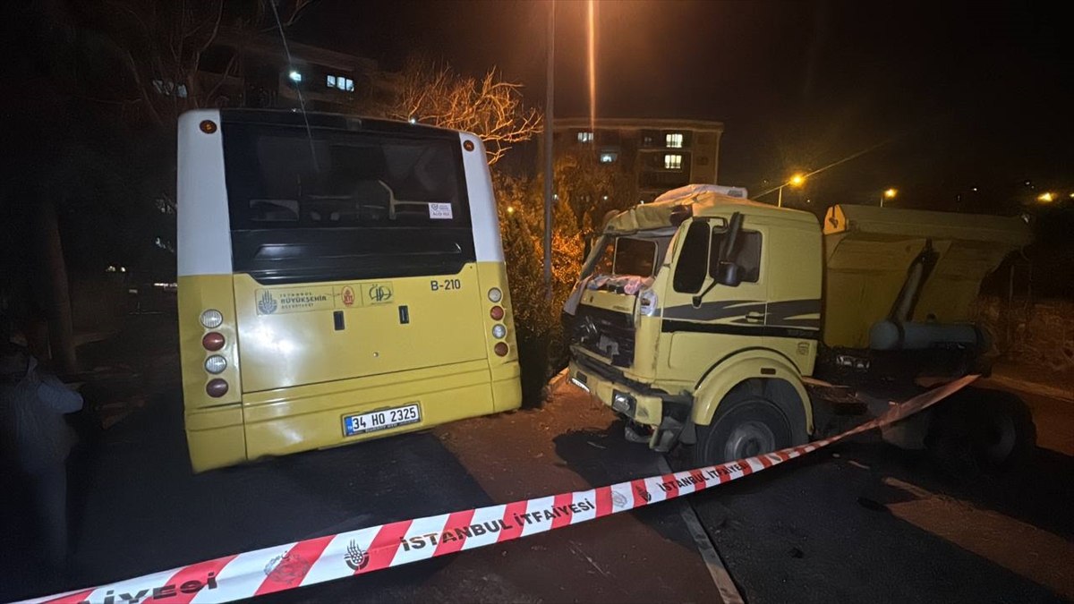 İstanbul Başakşehir'de kamyona çarpan İETT otobüsünün şoförü yaralandı