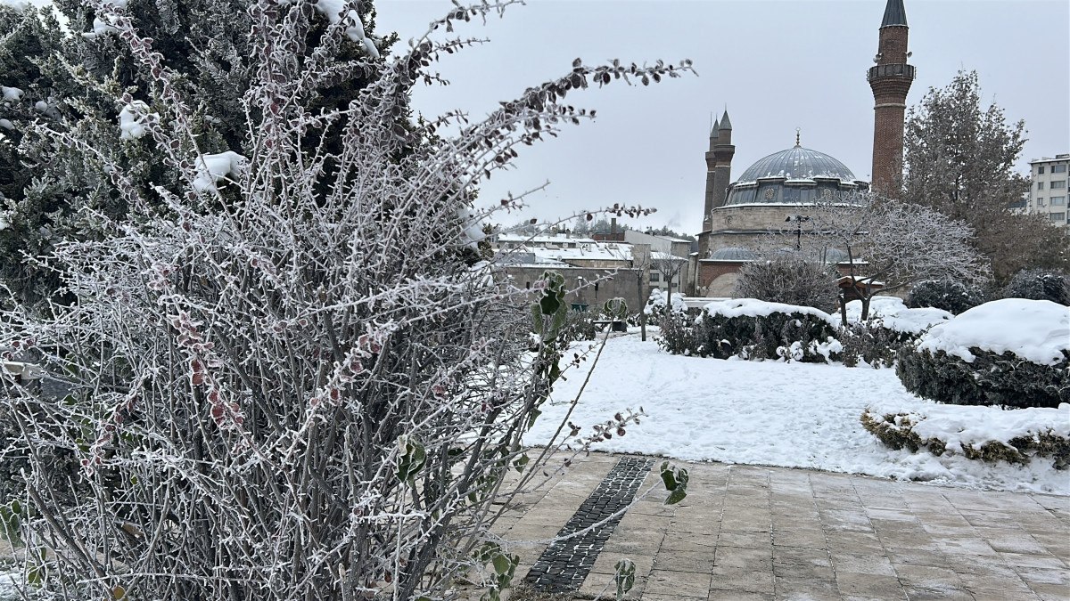 Sivas buz kesti: Sıcaklık eksi 10'un altına düştü